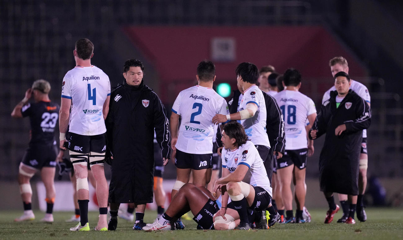 横浜対東京ベイ　東京ベイに敗れ肩を落とす横浜の選手たち（撮影・横山健太）