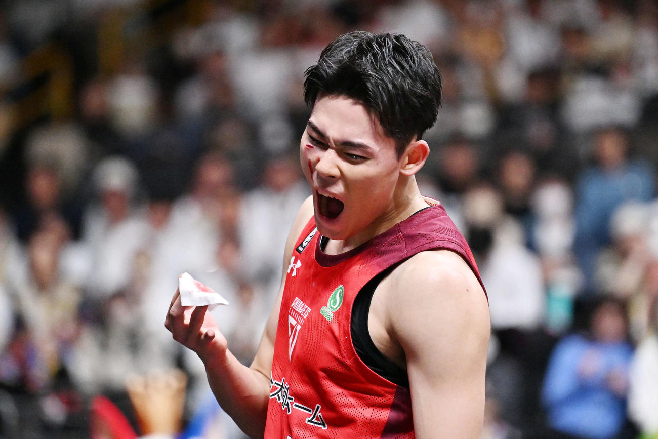 琉球対千葉J　第1Q、負傷した千葉J金近はさけぶ（撮影・滝沢徹郎）