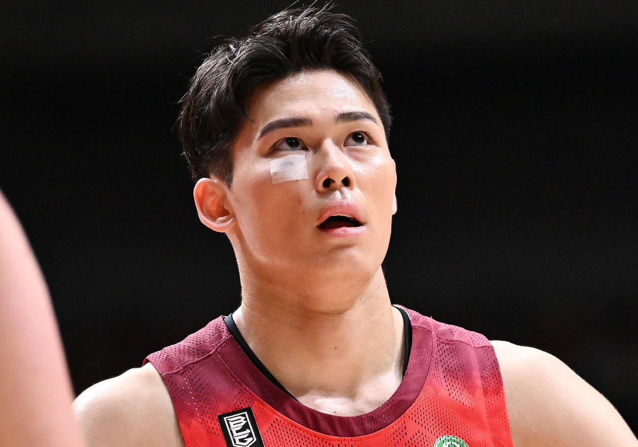琉球対千葉J　第2Q、傷口を手当し試合に臨む千葉J金近（撮影・滝沢徹郎）