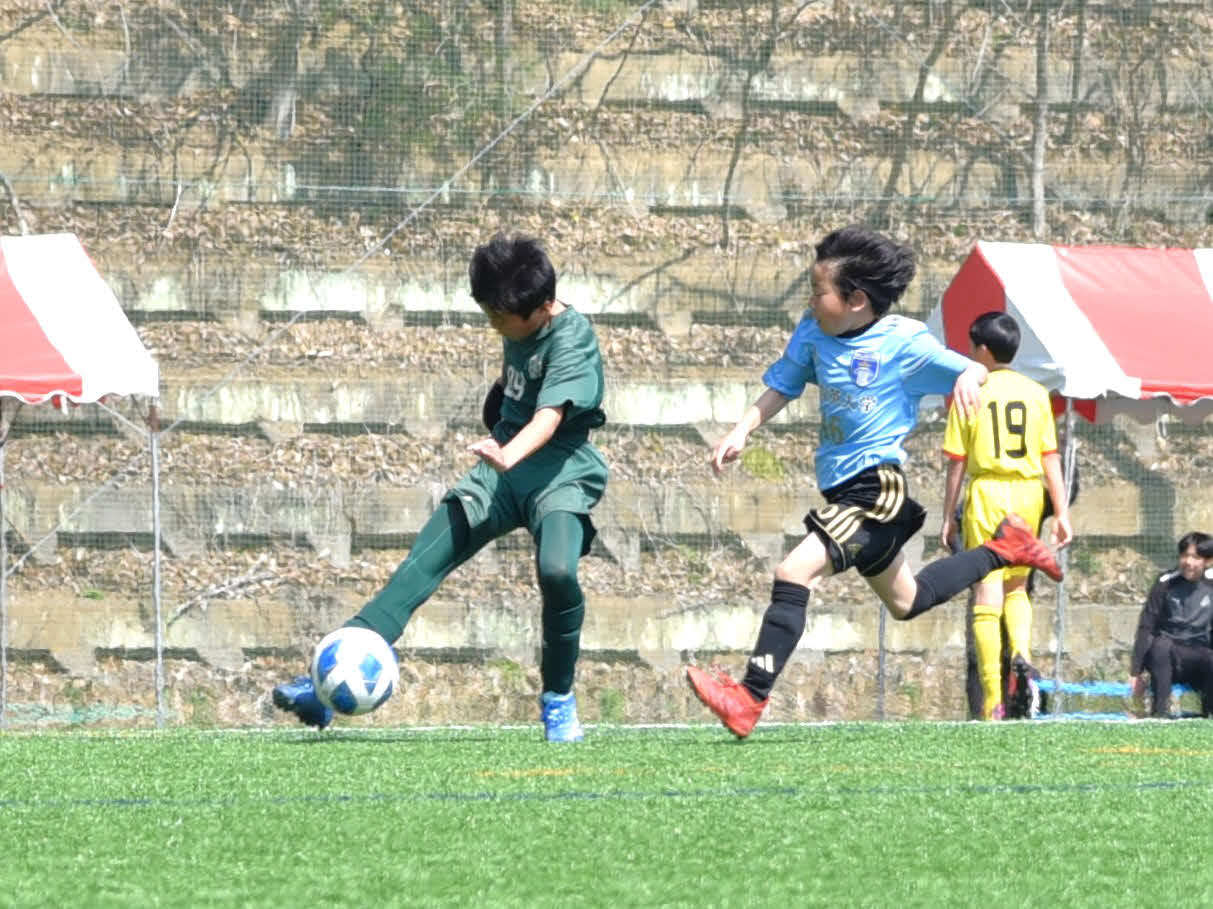 正確な右クロスを上げて得点機を演出するヴェルフェ矢板U－12の篠崎陽希（写真左）