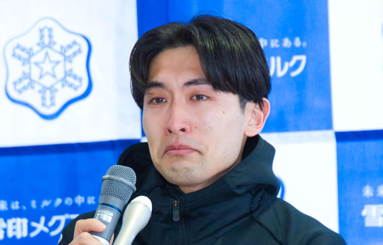 引退会見で涙を浮かべる清水礼留飛