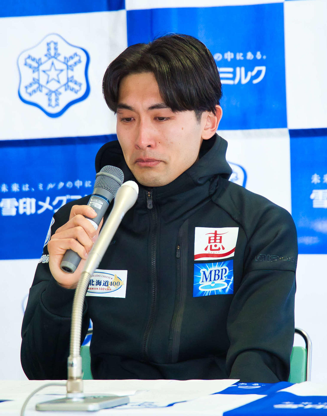 引退会見で涙を浮かべる清水礼留飛
