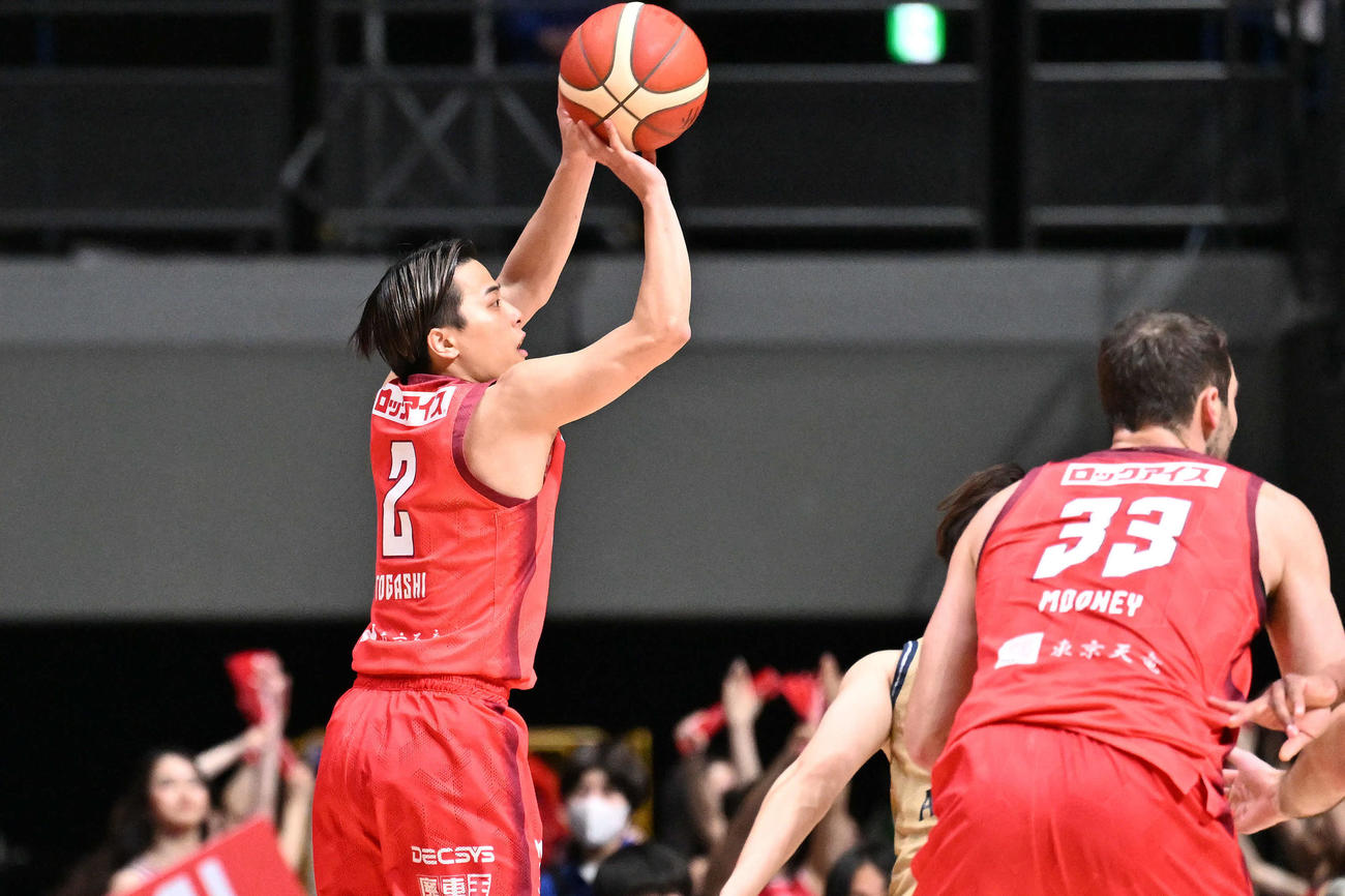 琉球対千葉J　第1Q、3点シュートを決める千葉J富樫（左）（撮影・滝沢徹郎）