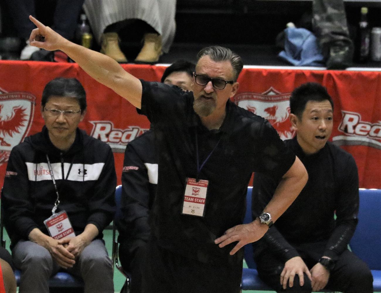 Wリーグ富士通対シャンソン　選手たちに指示を送る富士通・BTテーブス・ヘッドコーチ（撮影・藤塚大輔）