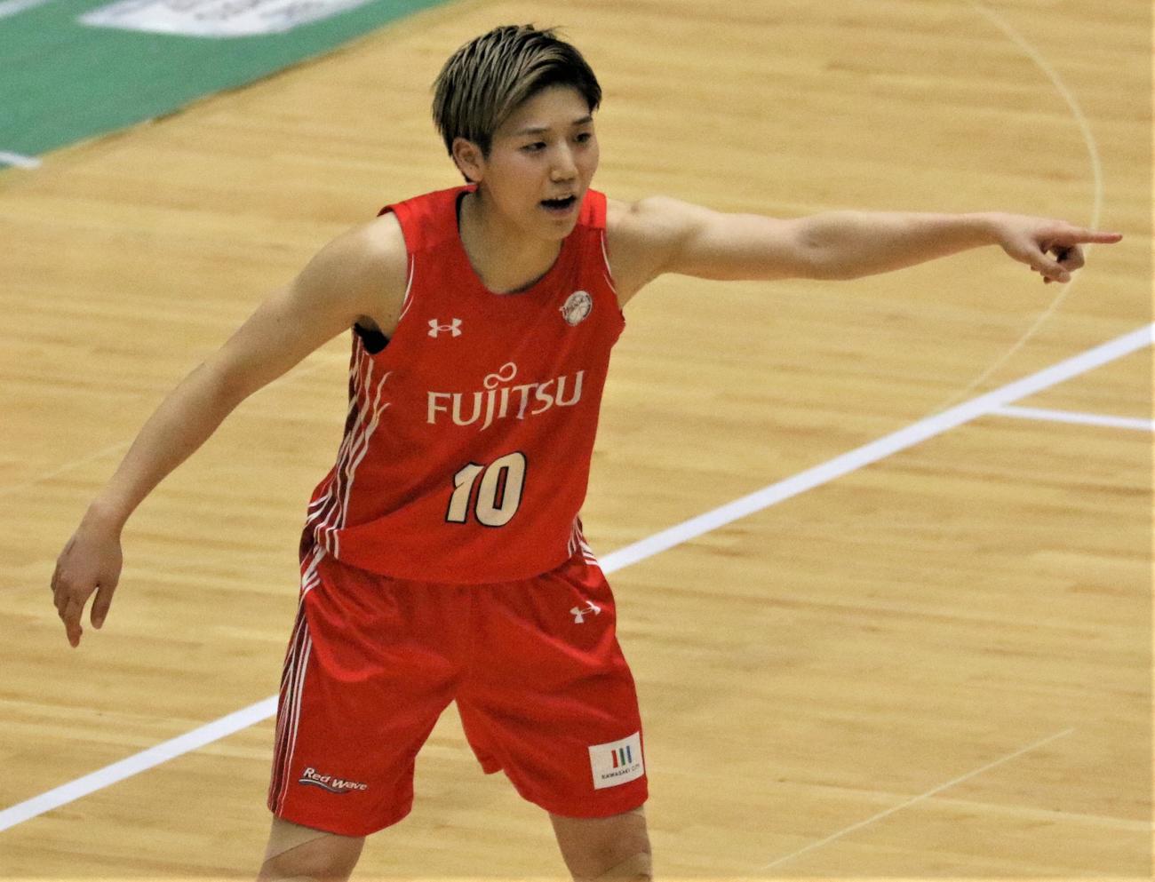 Wリーグ富士通対シャンソン　チームメートに指示を送る富士通・町田（撮影・藤塚大輔）
