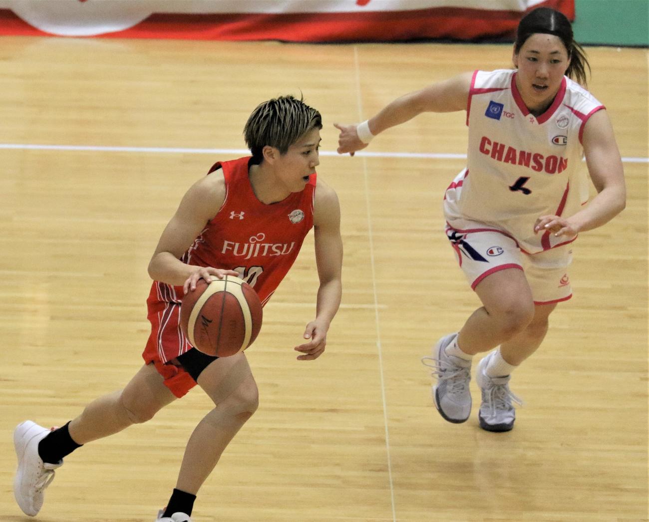 Wリーグ富士通対シャンソン　ドリブルする富士通・町田（左）（撮影・藤塚大輔）