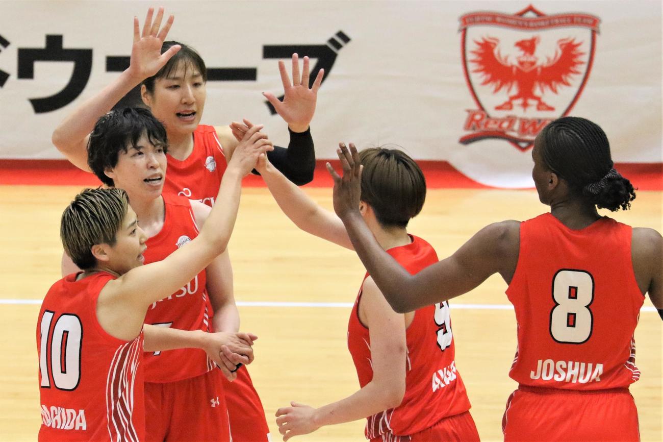 Wリーグ富士通対シャンソン　ハイタッチする富士通の選手たち（撮影・藤塚大輔）