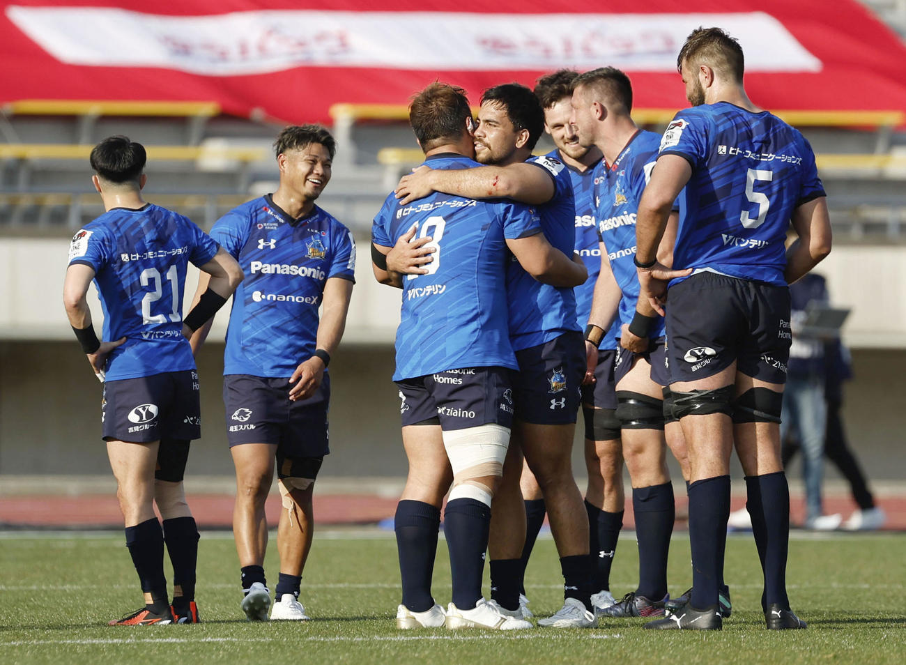 神戸に勝利し、喜ぶ埼玉の選手たち（共同）