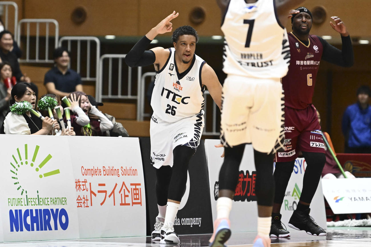 第4Q残り3・9秒、決勝の3点シュートを決めたベルテックス静岡のローソン・ジュニア（C）B・LEAGUE