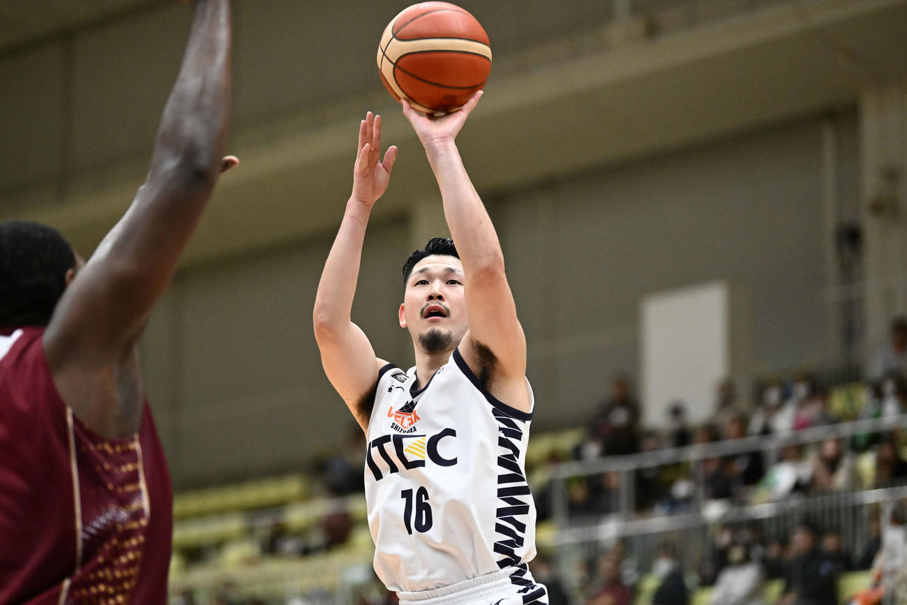 シュートするベルテックス静岡の橋本（C）B・LEAGUE
