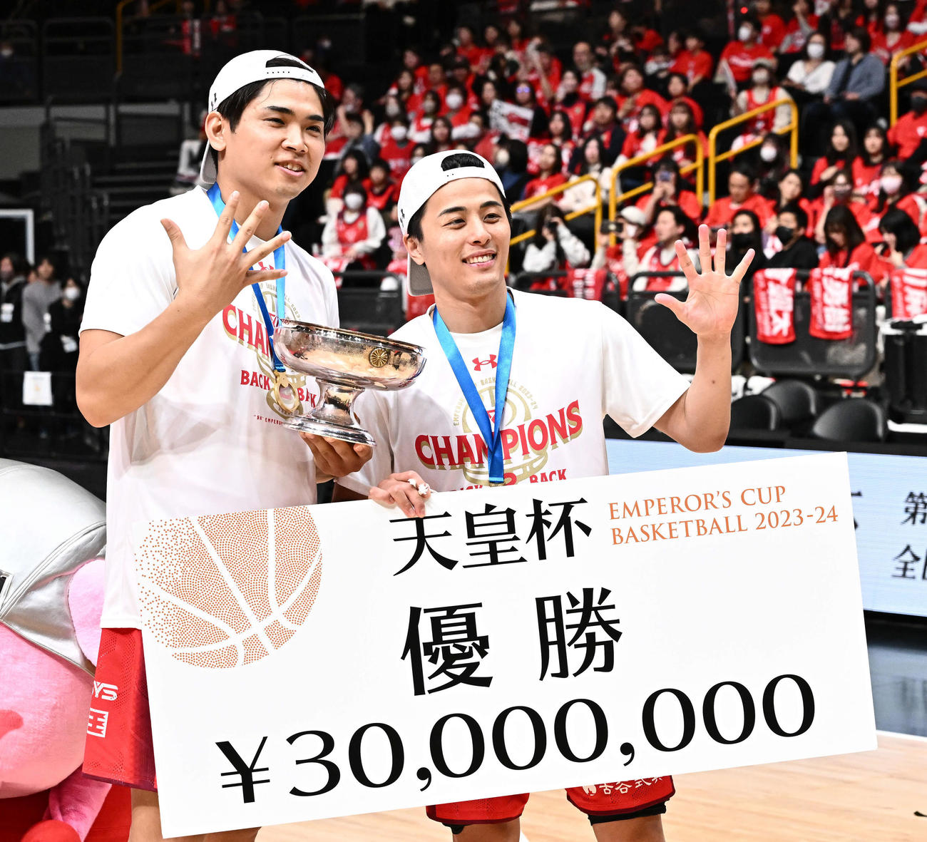 天皇杯を制し、笑顔で記念撮影する千葉J富樫（右）と原（撮影・滝沢徹郎）