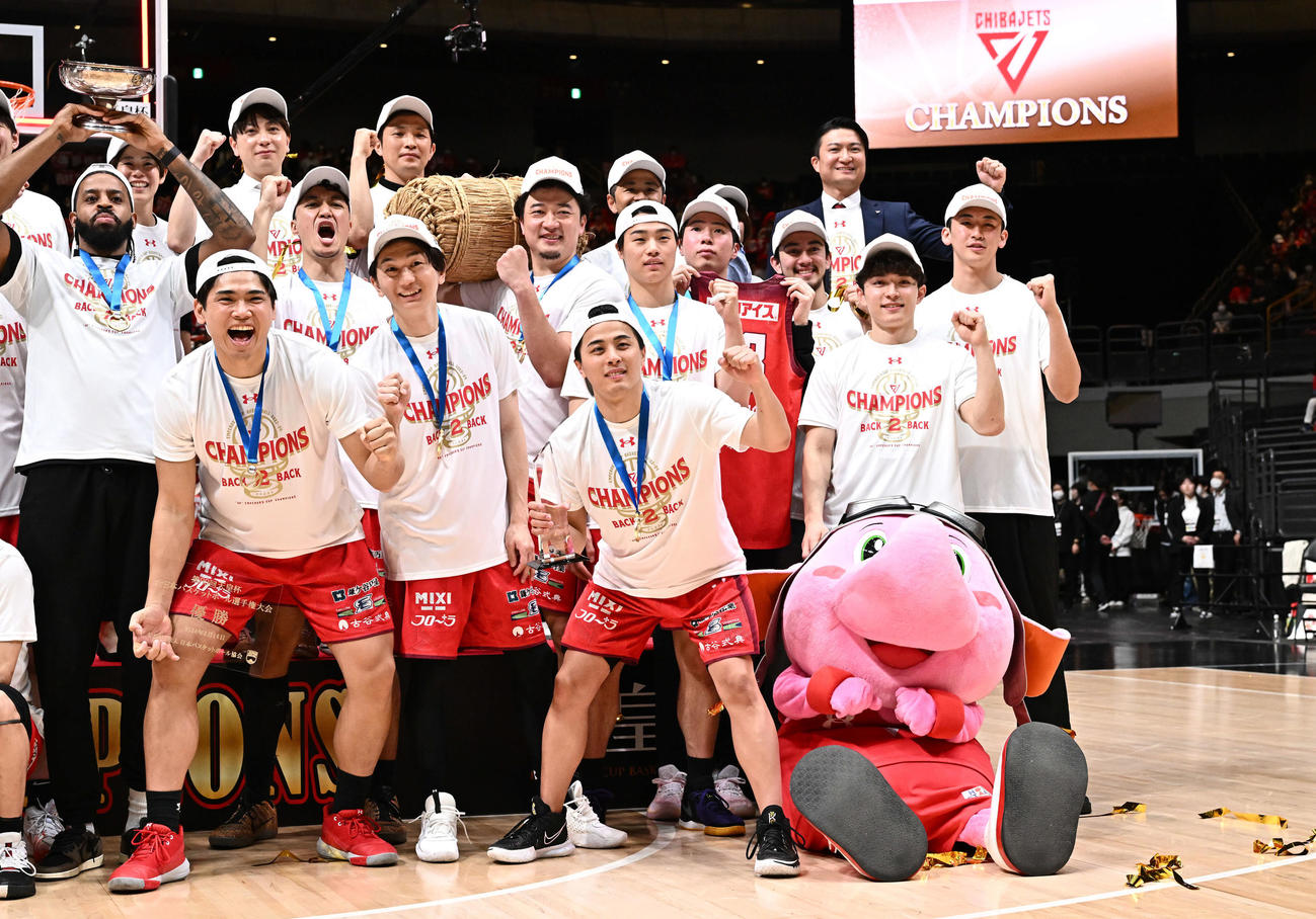 琉球対千葉J　天皇杯2連覇を達成し記念撮影する千葉J富樫（手前右）ら選手たち（撮影・滝沢徹郎）