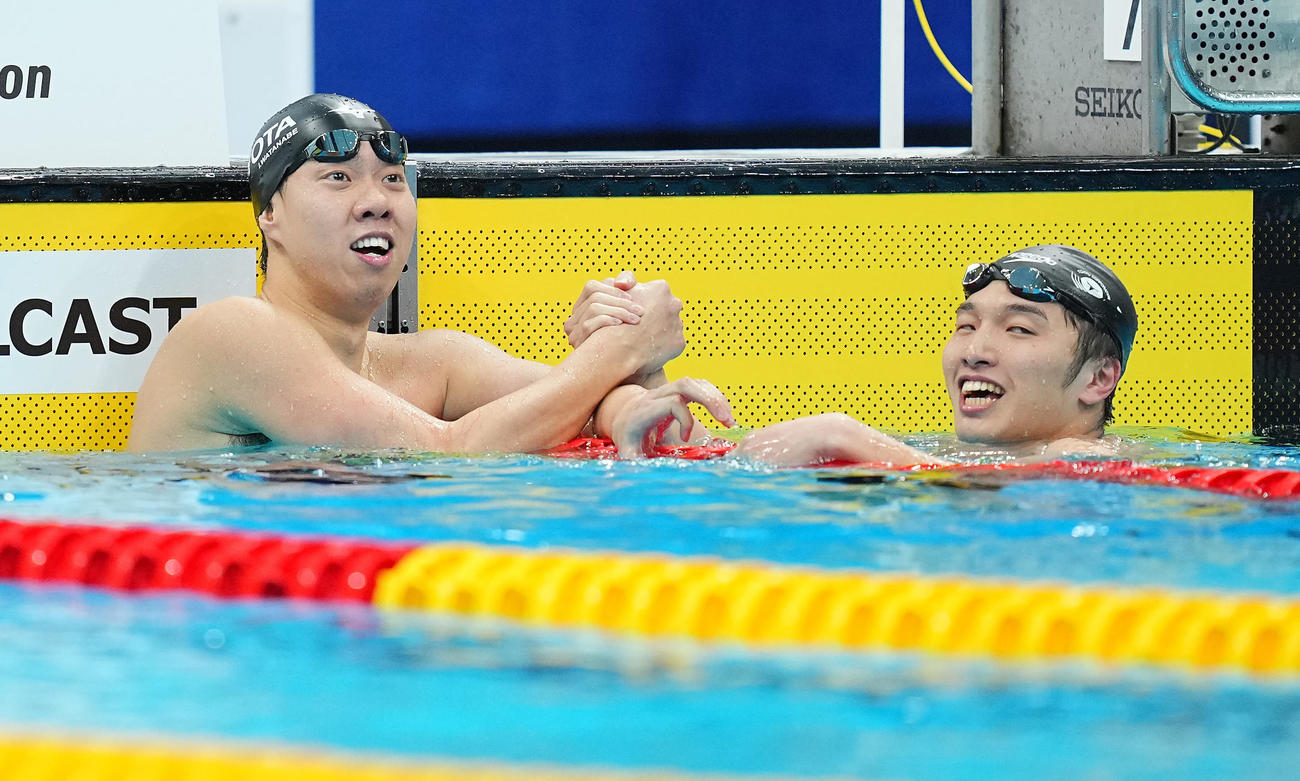1月、北島康介杯の男子200メートル平泳ぎ決勝で優勝した渡辺（左）と2位深沢はガッチリ握手