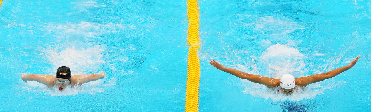 パリ五輪代表選考会の女子100メートルバタフライ予選に臨む池江（右）と平井（撮影・江口和貴）