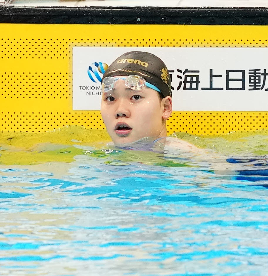 パリ五輪代表選考会の女子100メートルバタフライ予選を終え、タイムを確認する平井（撮影・江口和貴）