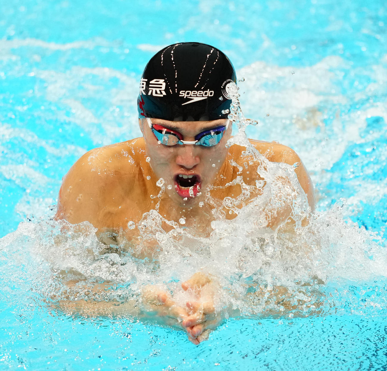 パリ五輪代表選考会の男子100メートル平泳ぎ予選で力泳する深沢大和（撮影・江口和貴）