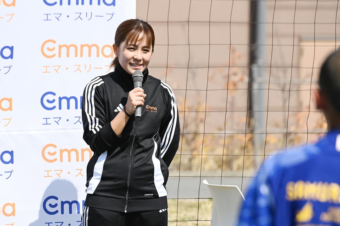 16日に行われたEmma Sleepスポーツキャンプで子どもたちに話す岩渕真奈さん（主催者提供）