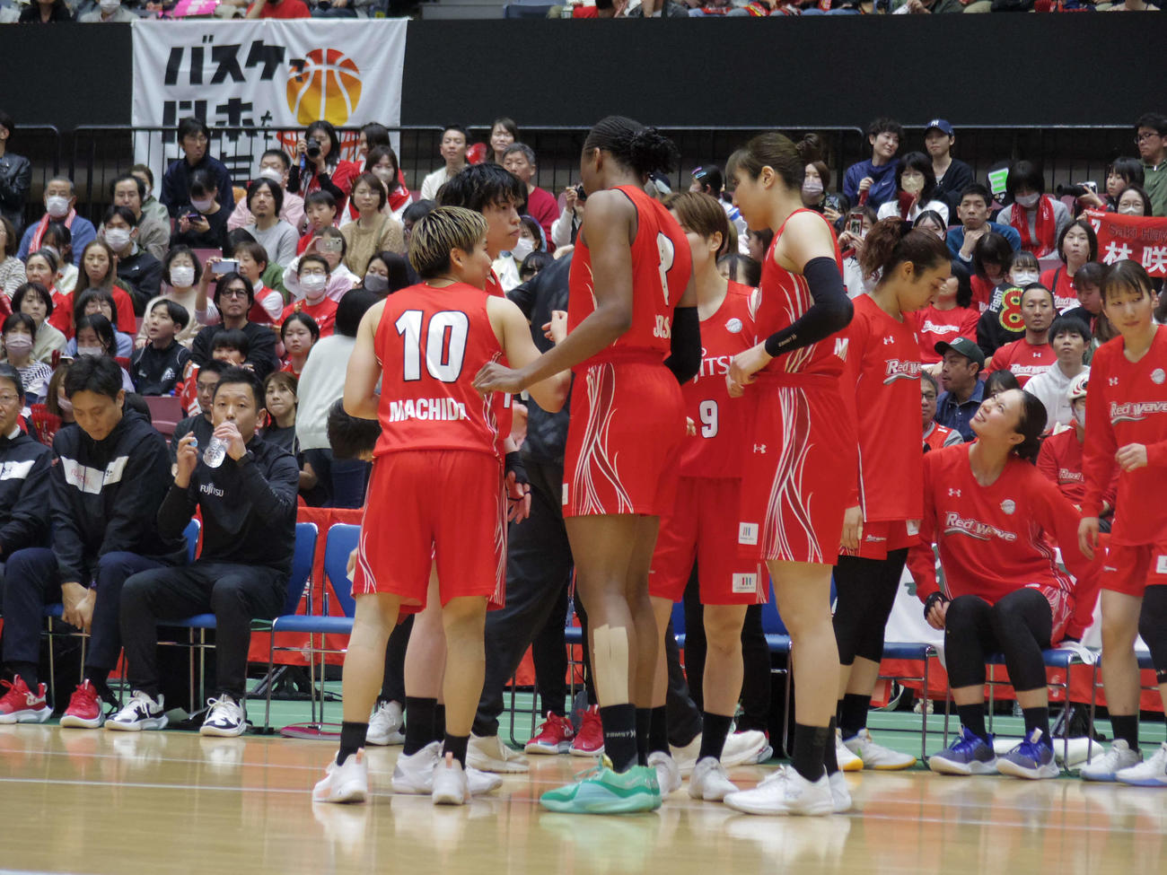 後半開始前にコートで話し合うWリーグ富士通の選手