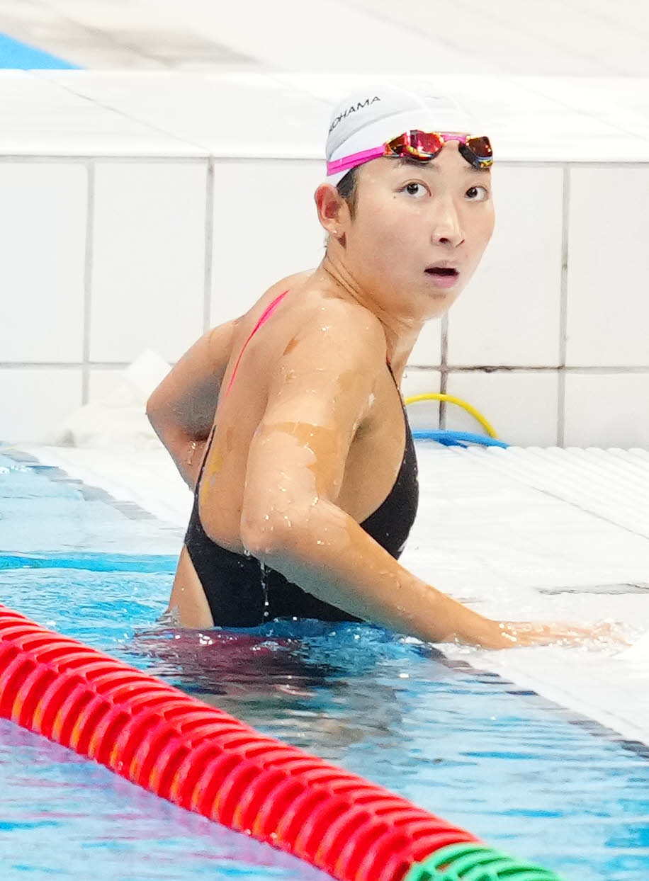 パリ五輪代表選考会の女子100メートルバタフライ予選を終え、タイムを確認する池江（撮影・江口和貴）