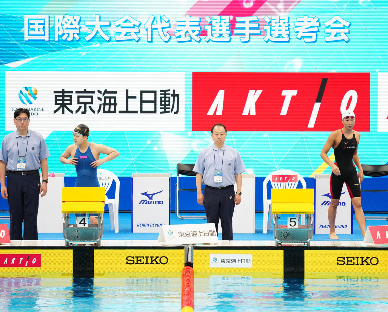 パリ五輪代表選考会の女子100メートルバタフライ予選に臨む池江（右端）と平井（左から2人目）（撮影・江口和貴）