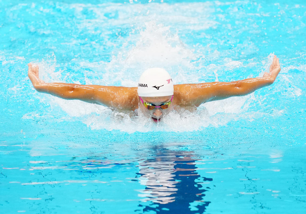 パリ五輪代表選考会の女子100メートルバタフライ予選で力泳する池江（撮影・江口和貴）
