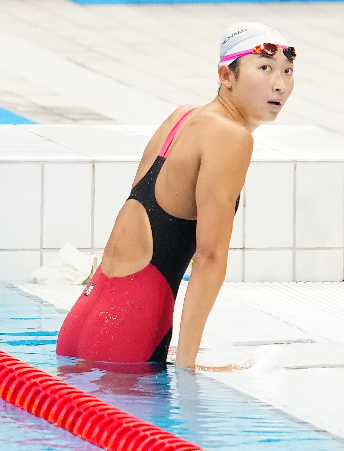 パリ五輪代表選考会の女子100メートルバタフライ予選を終え、タイムを確認する池江（撮影・江口和貴）