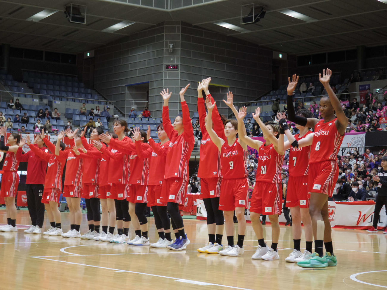 レギュラーシーズン1位通過を決めたWリーグ富士通の選手たち
