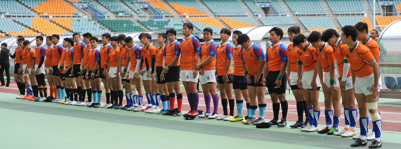 試合を終え、応援席にあいさつする県高校選抜の選手ら