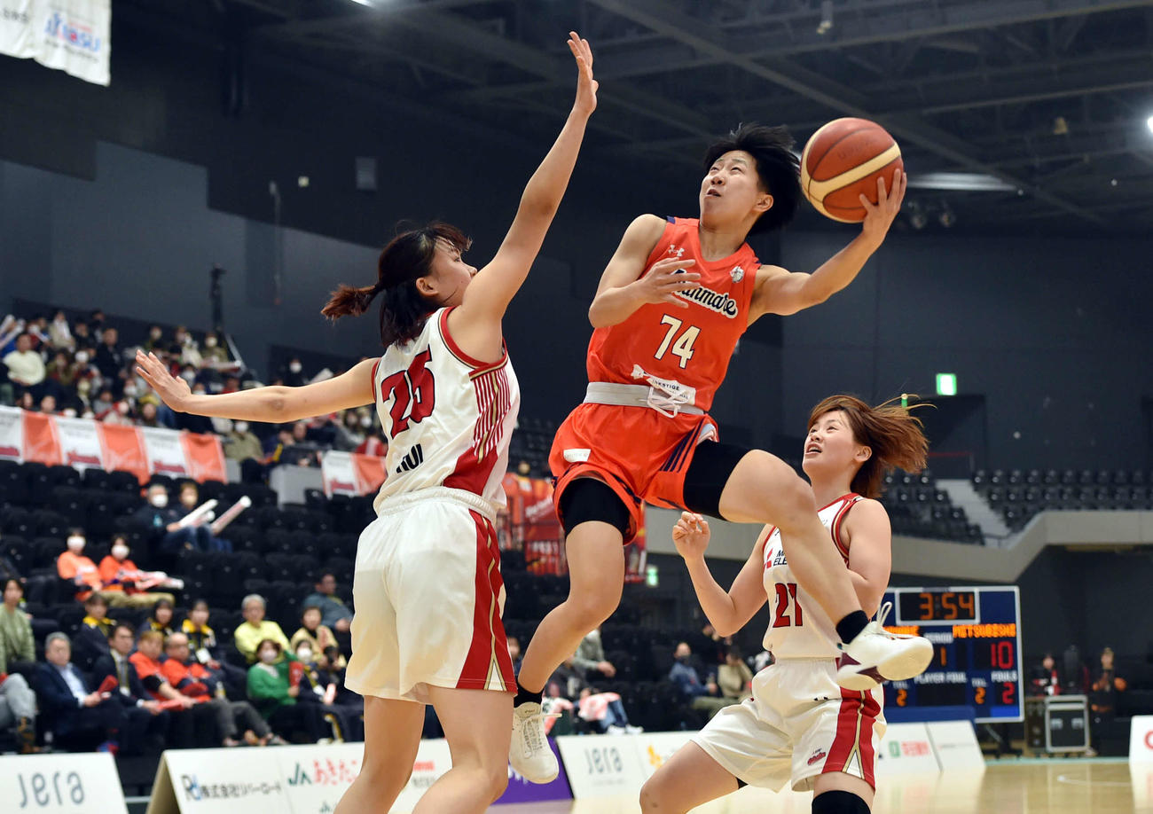 第1Q、シュートする樋口（撮影・相沢孔志）