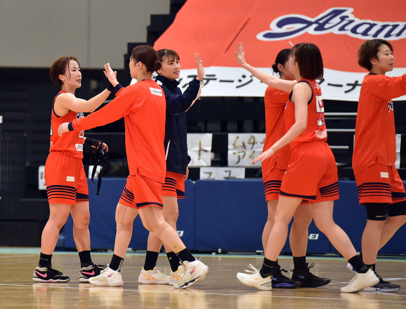アランマーレ秋田対三菱電機　試合後、チームメートとハイタッチするアランマーレ秋田・平松（左）（撮影・相沢孔志）
