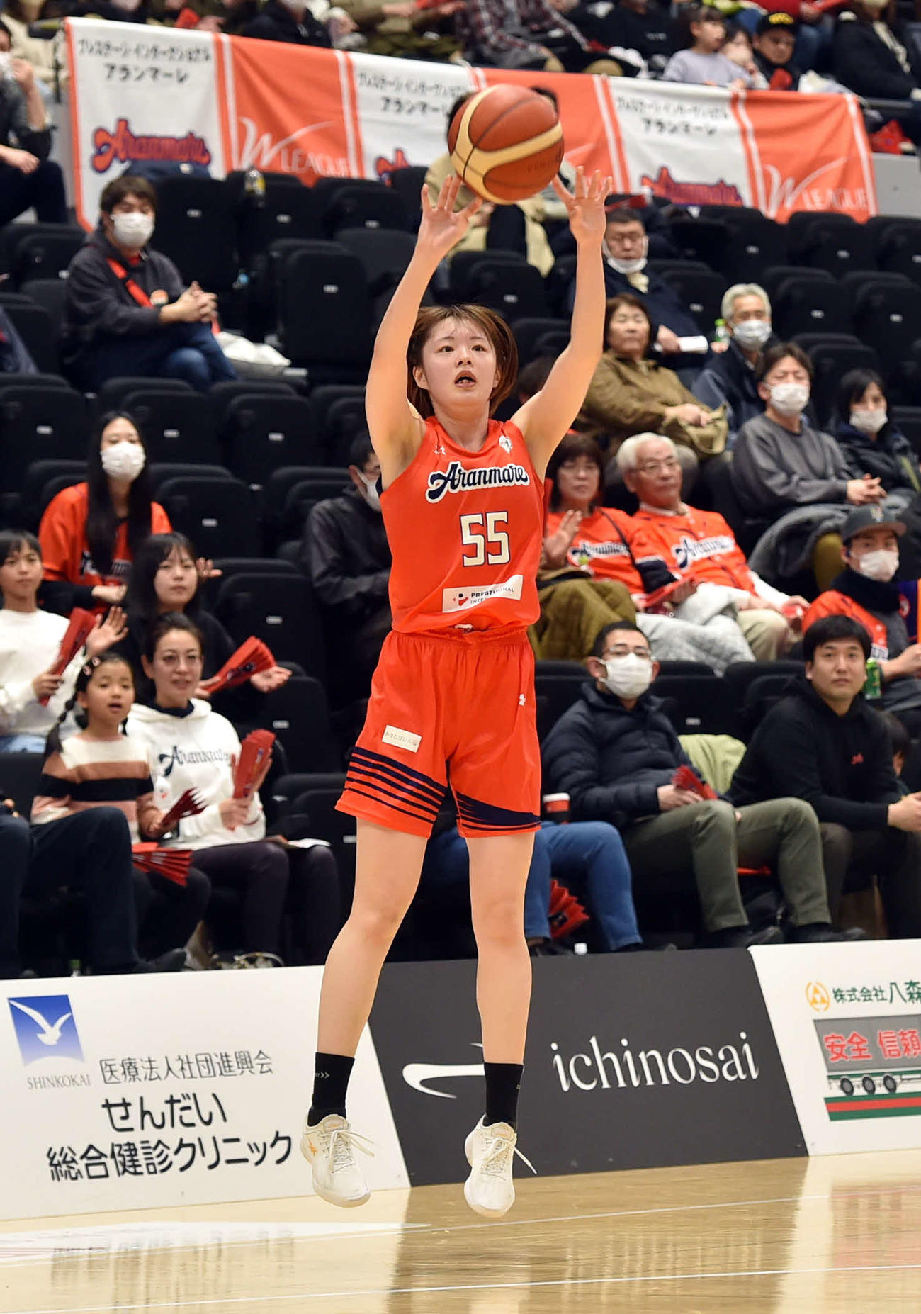 アランマーレ秋田対三菱電機　第2Q、3点シュートを打つアランマーレ秋田・高橋（撮影・相沢孔志）
