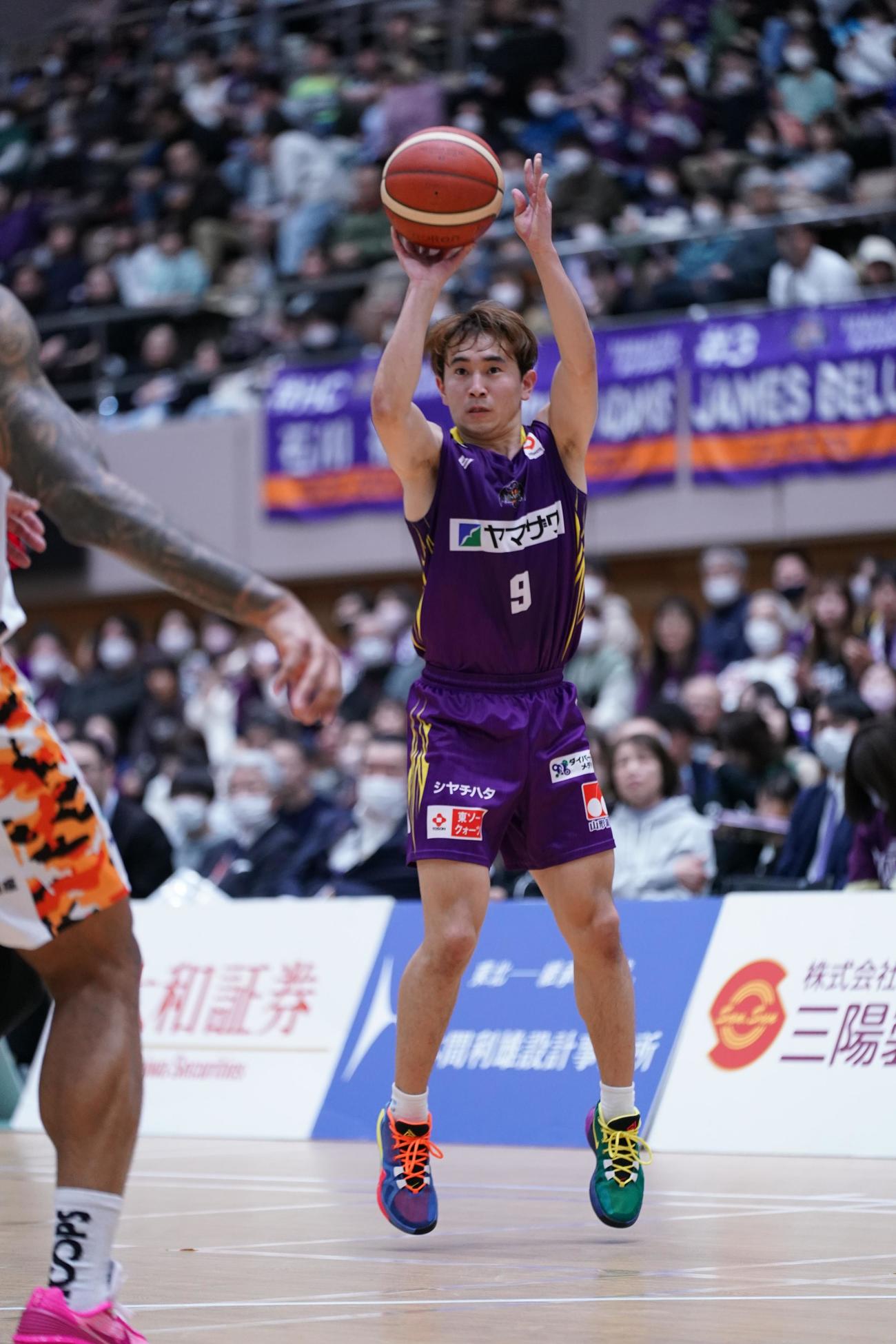 第4Q、ショットを放つ山形岡島（C）B．LEAGUE