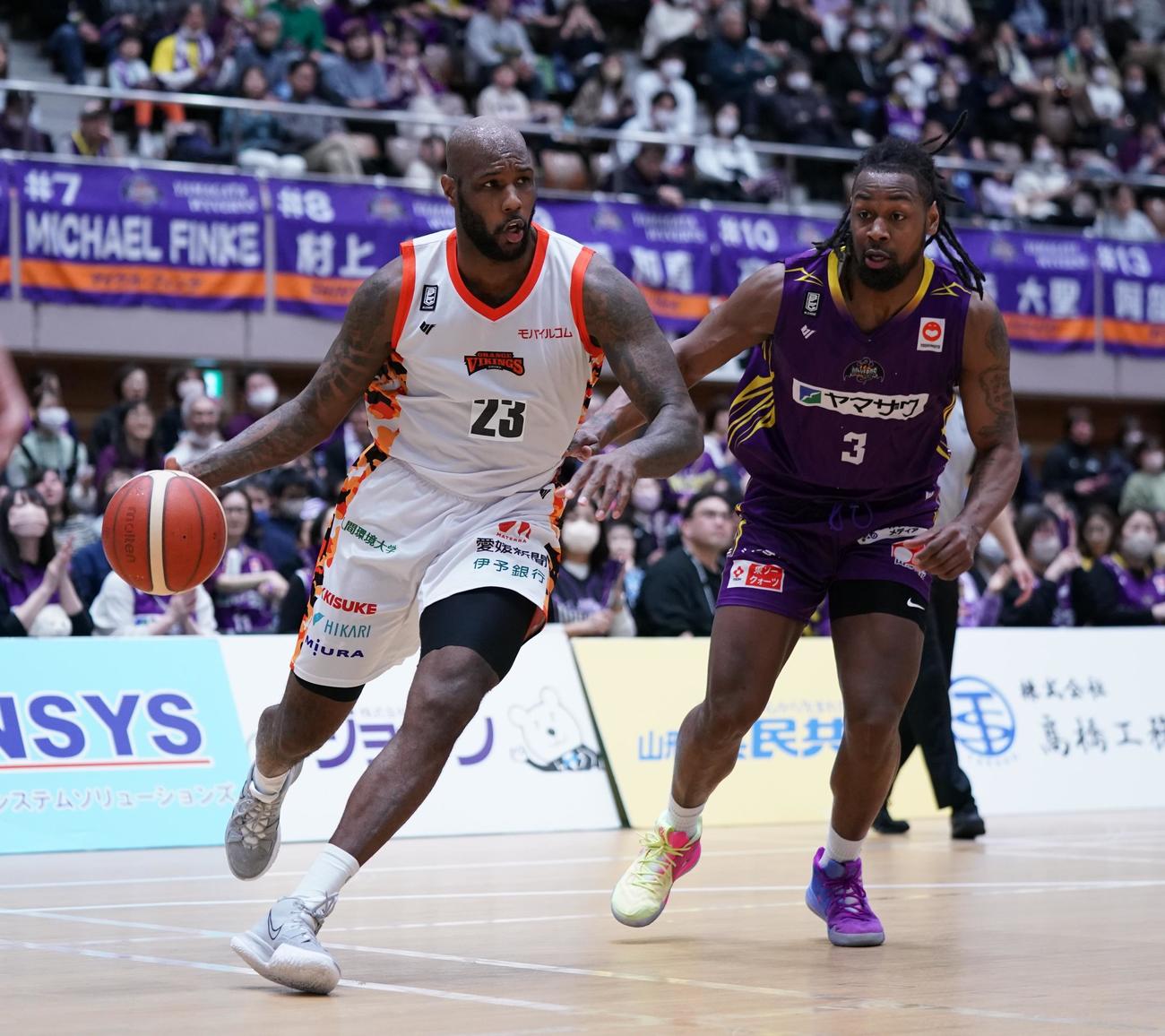 第2Q、愛媛ガドソン（左）をマークする山形ベル（C）B．LEAGUE