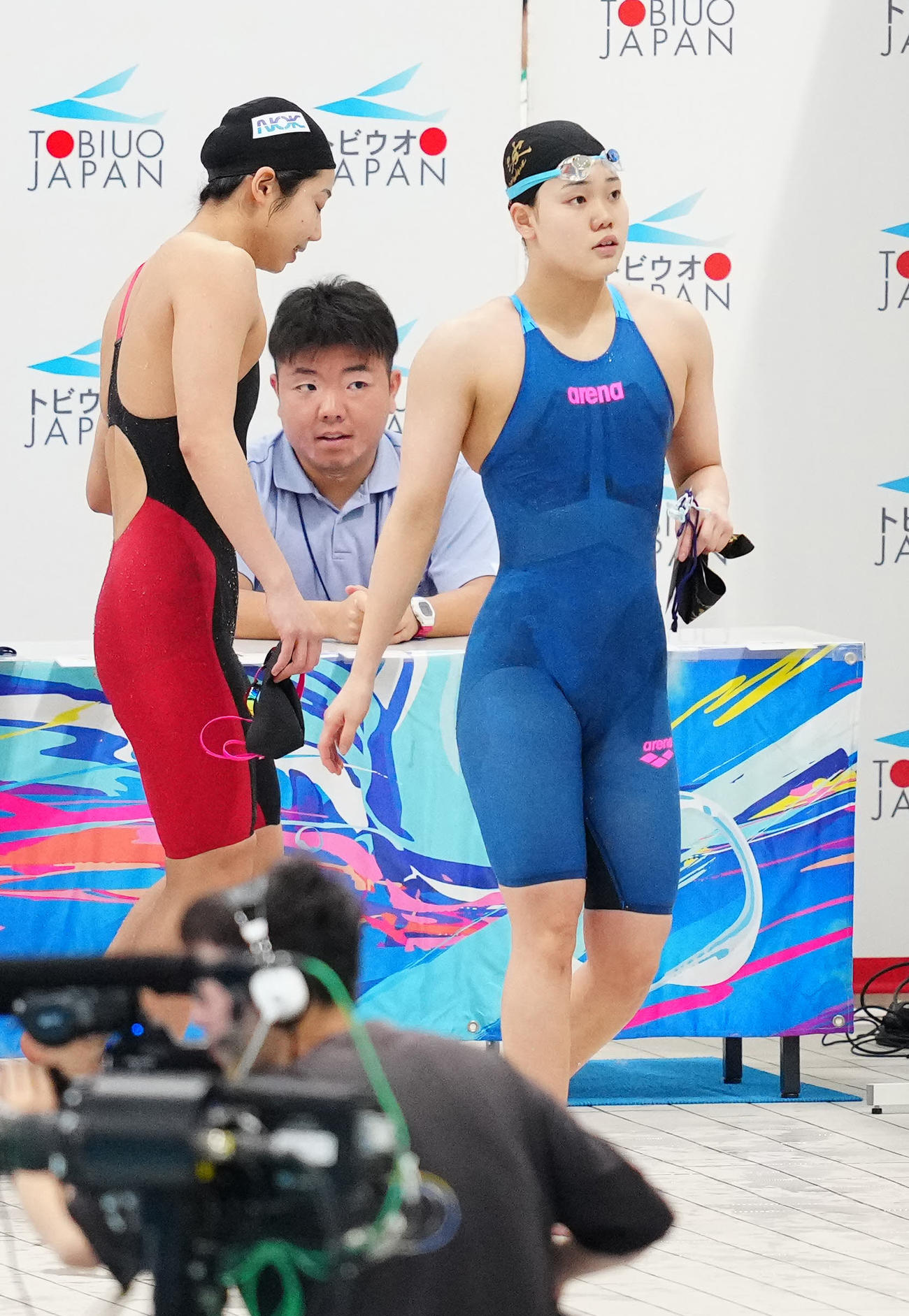 パリ五輪代表選考会の女子100メートルバタフライ予選を終え、引き揚げる平井（右）（撮影・江口和貴）