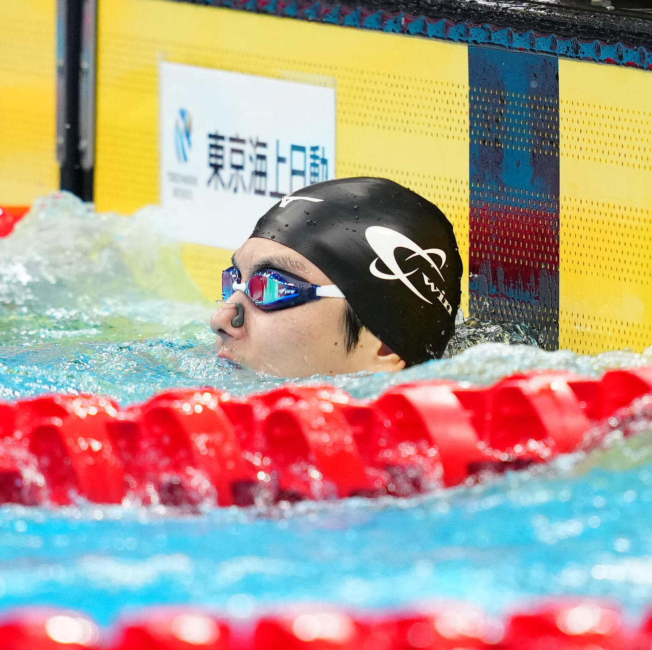 男子50メートル背泳ぎ決勝で2位となった古賀（撮影・江口和貴）