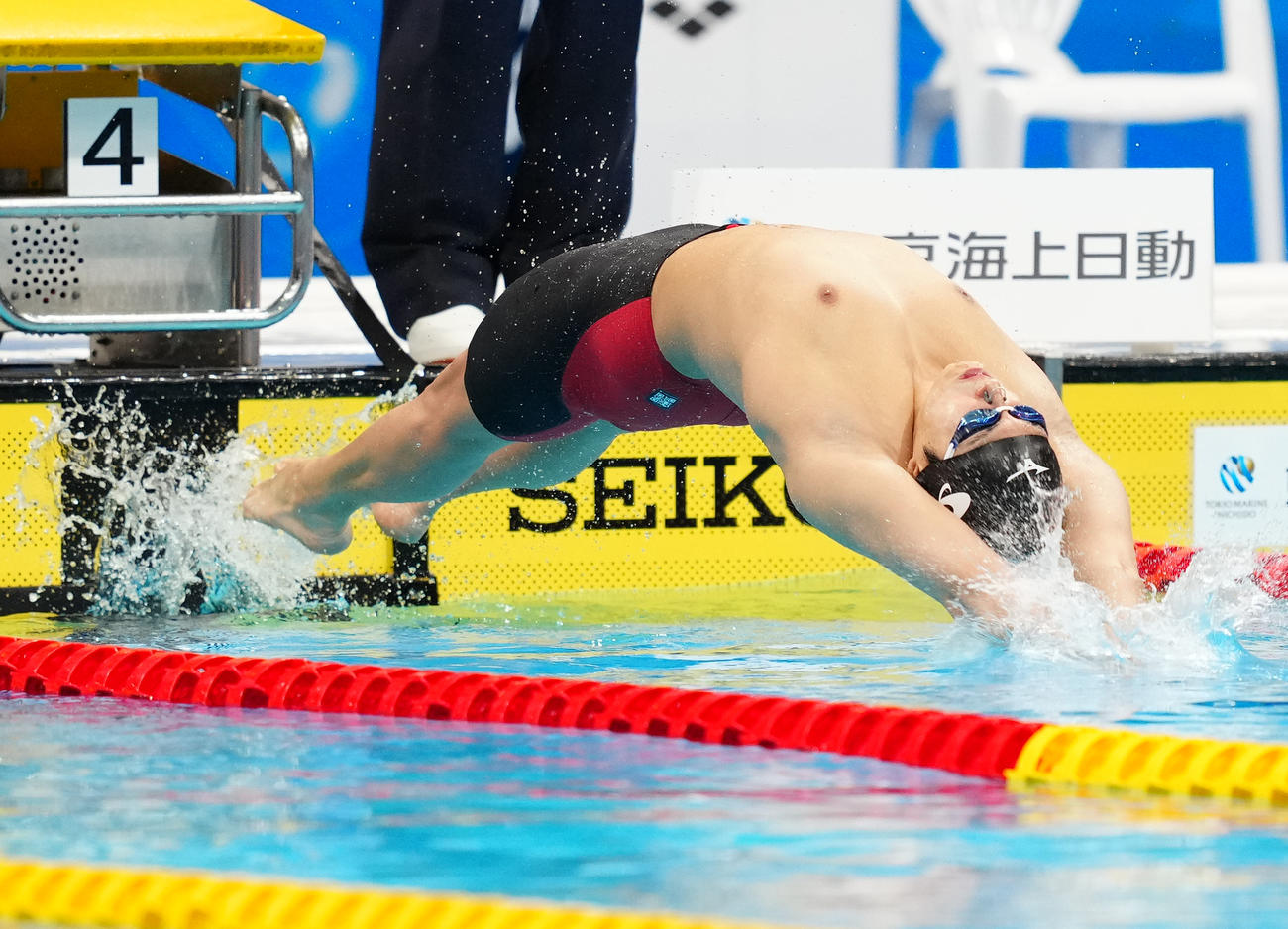パリ五輪代表選考会の男子50メートル背泳ぎ予選に臨む古賀（撮影・江口和貴）