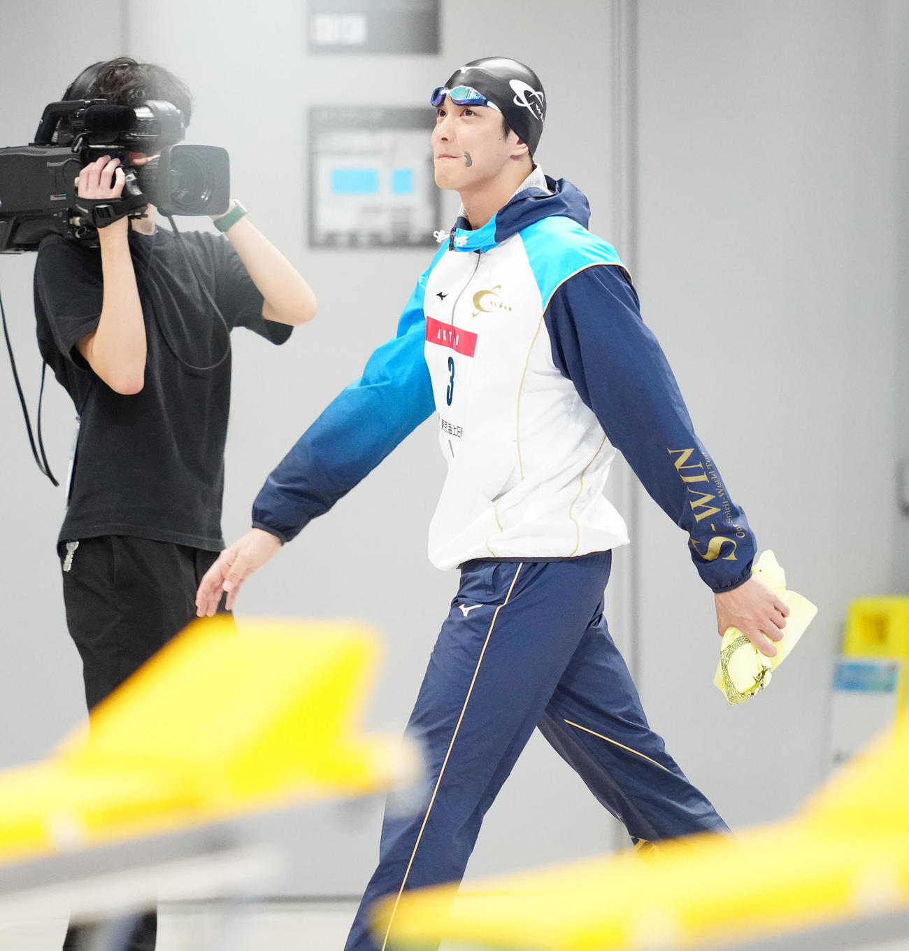 男子50メートル背泳ぎ決勝で入場する古賀（撮影・江口和貴）