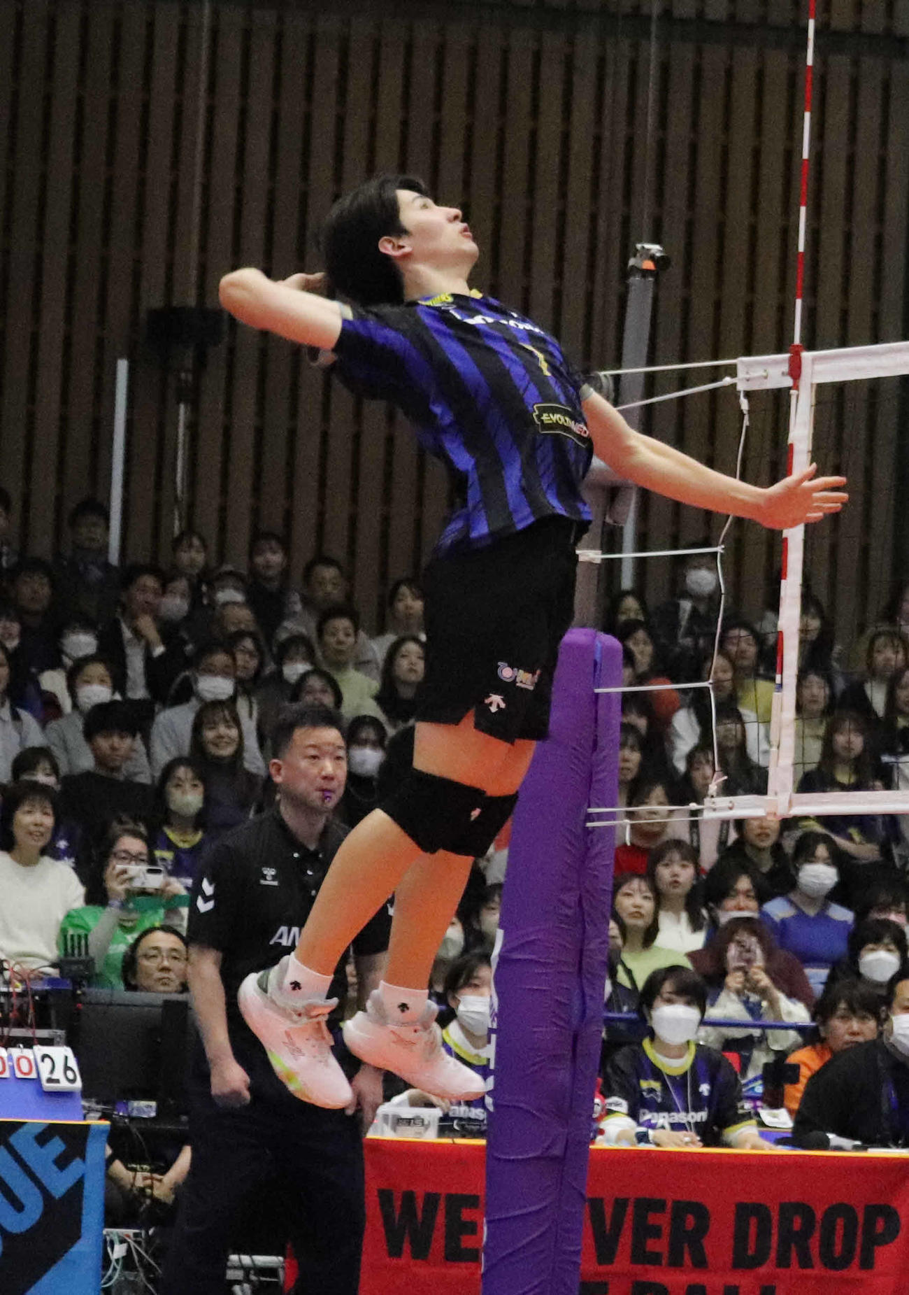 スパイクを打つパナソニック垂水（撮影・竹本穂乃加）