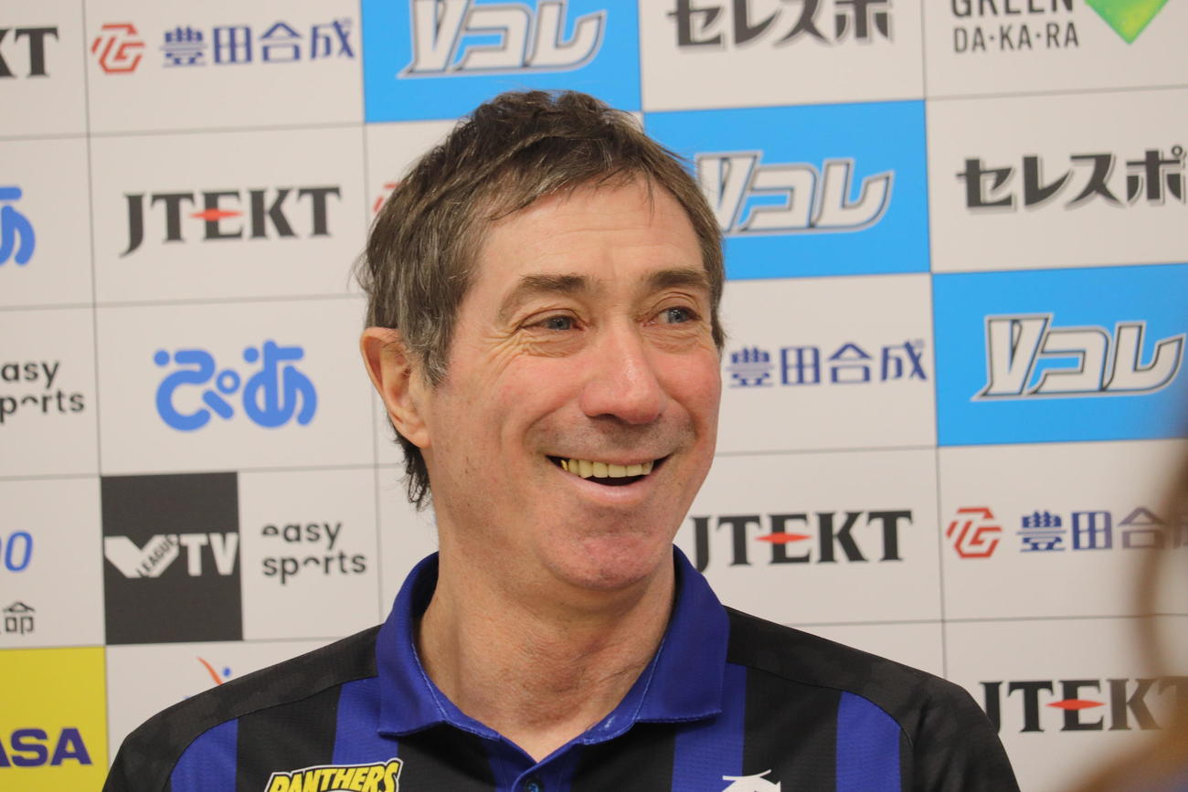 記者会見に出席したパナソニックパンサーズのティリ・ロラン監督（撮影・竹本穂乃加）