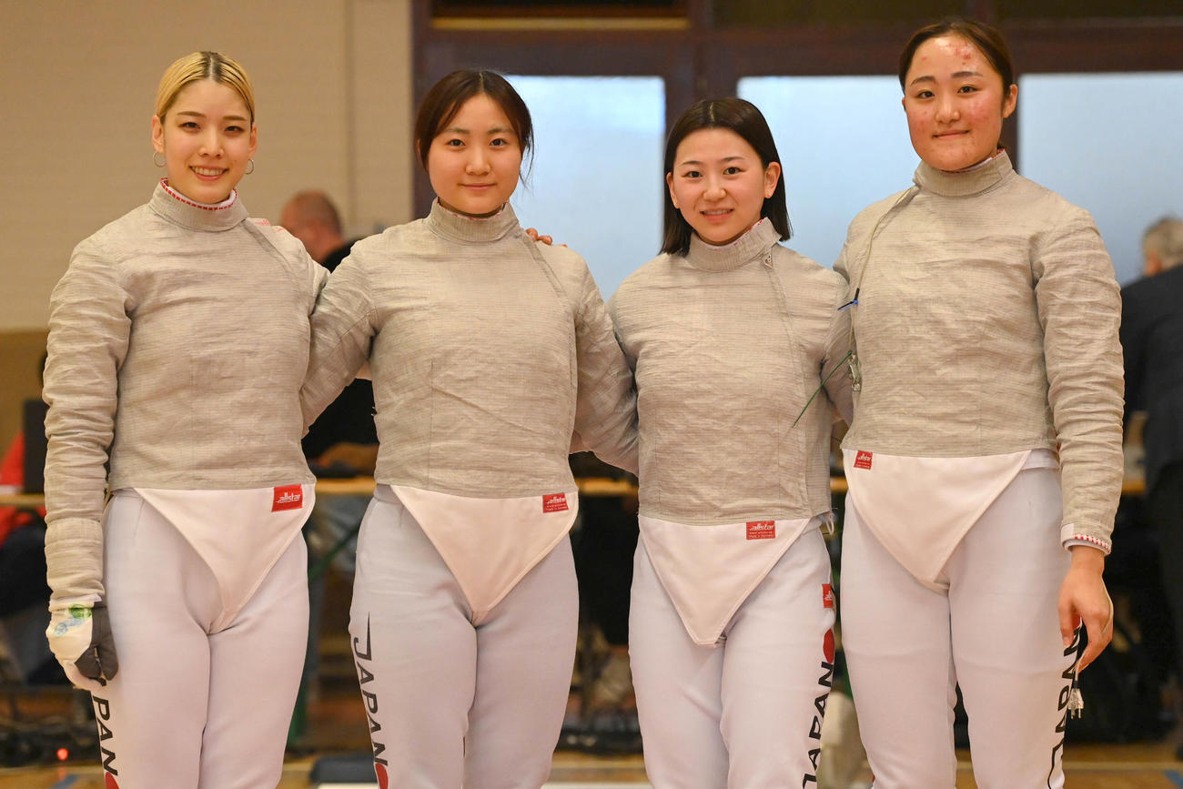 フェンシング女子サーブルW杯で団体のパリ五輪出場権を獲得した日本。左から江村美咲、尾崎世梨、高嶋理紗、金子優衣奈（日本協会提供）
