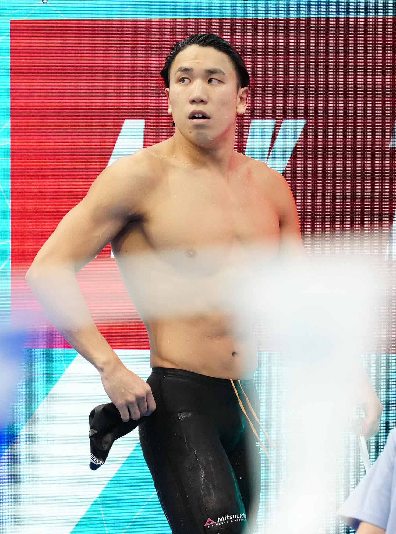 パリ五輪代表選考会の男子200メートル自由形予選を終え引き揚げる松元（撮影・江口和貴）