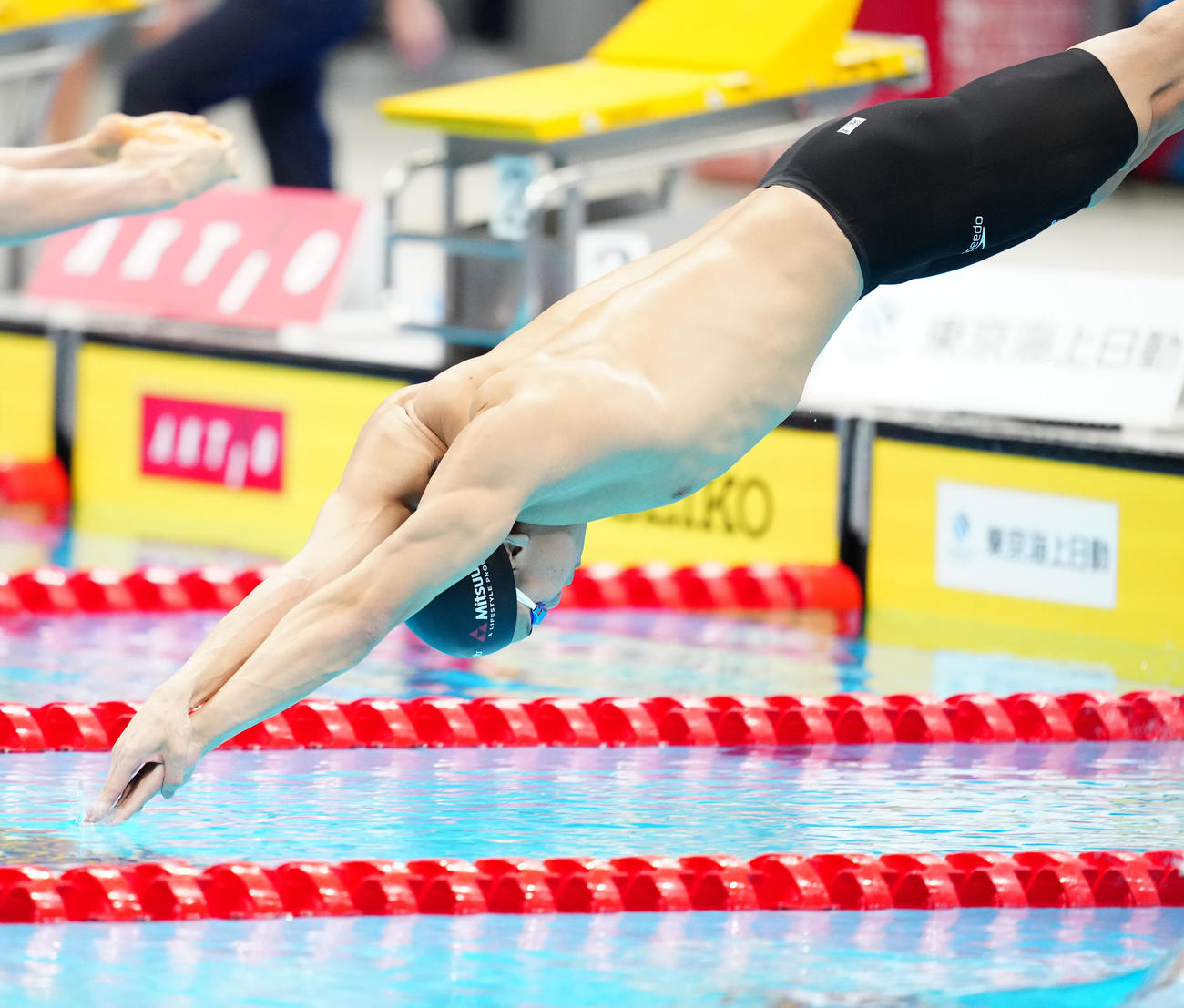 パリ五輪代表選考会の男子200メートル自由形予選で入水する松元（撮影・江口和貴）