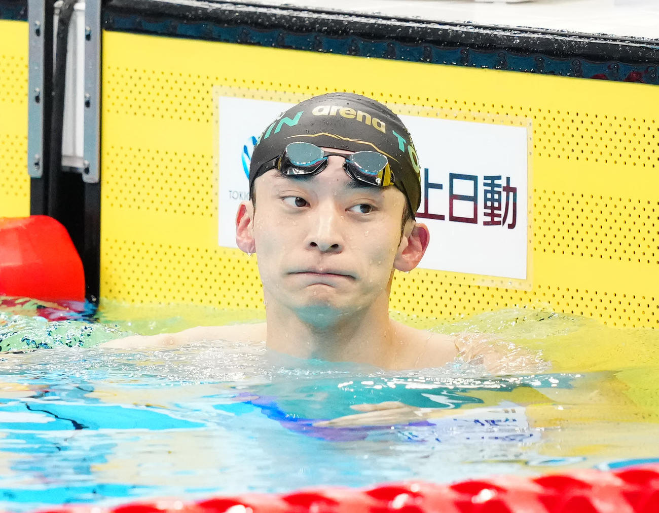 パリ五輪代表選考会の男子100メートル背泳ぎ準決勝を終えた入江（撮影・江口和貴）