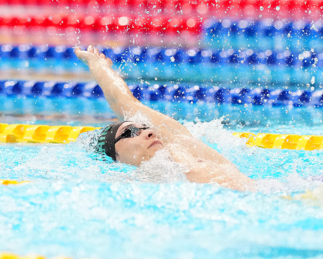 パリ五輪代表選考会の男子100メートル背泳ぎ予選で力泳する入江（撮影・江口和貴）