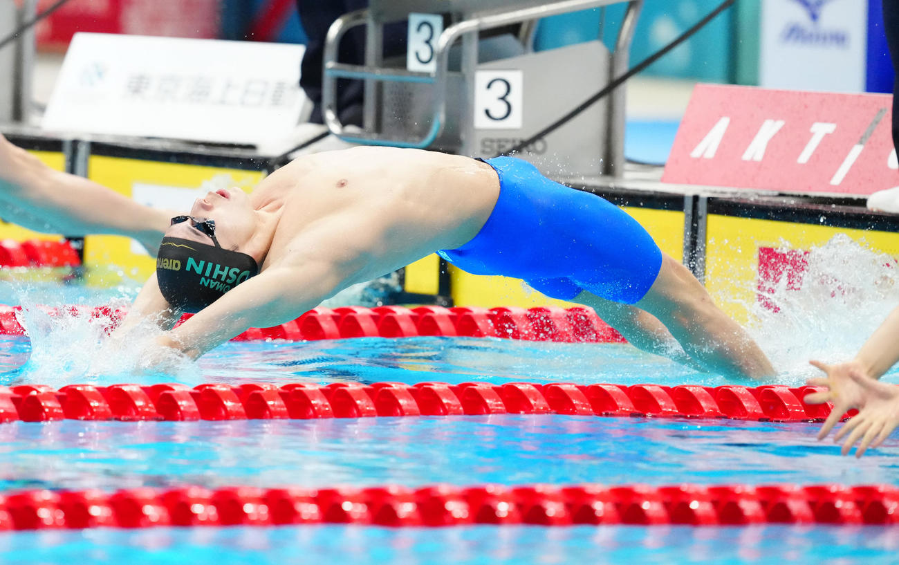 パリ五輪代表選考会の男子100メートル背泳ぎ予選に臨む入江（撮影・江口和貴）