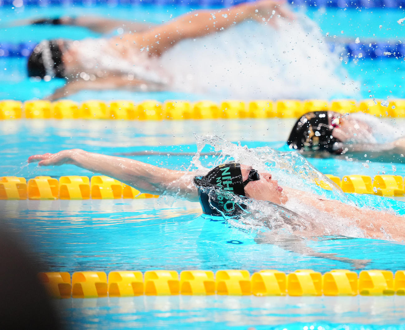 パリ五輪代表選考会の男子100メートル背泳ぎ準決勝で力泳する入江（撮影・江口和貴）