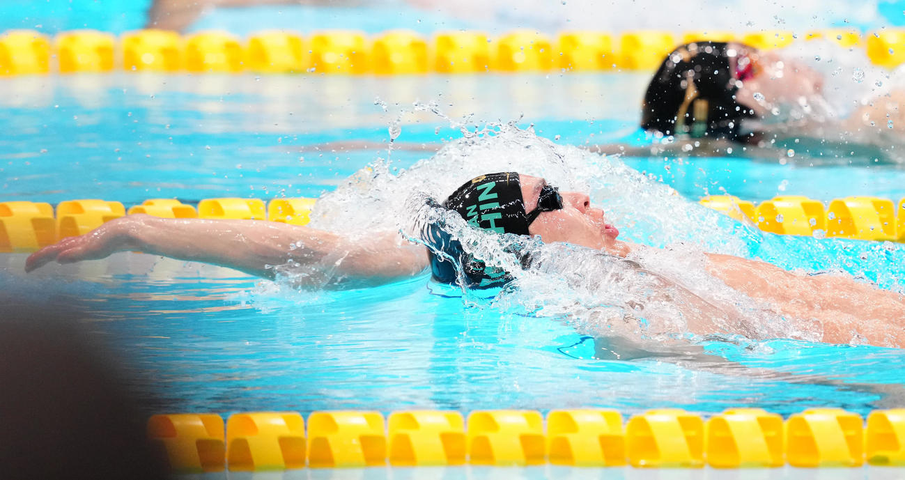 パリ五輪代表選考会の男子100メートル背泳ぎ準決勝で力泳する入江（撮影・江口和貴）
