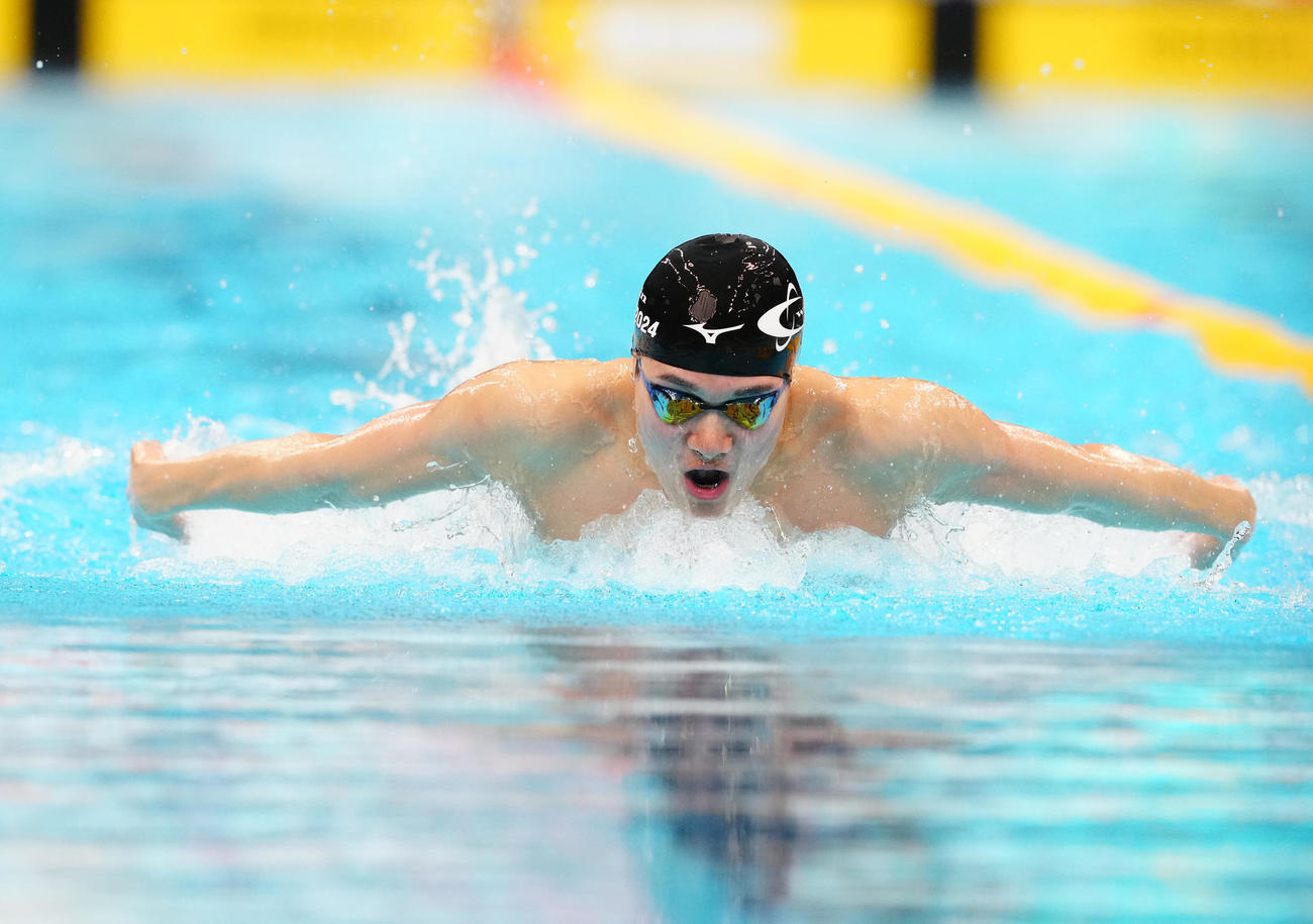 パリ五輪代表選考会の男子400メートル個人メドレー予選で力泳する松下（撮影・江口和貴）