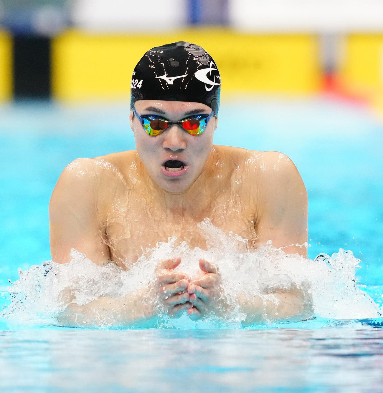 パリ五輪代表選考会の男子400メートル個人メドレー予選で力泳する松下（撮影・江口和貴）