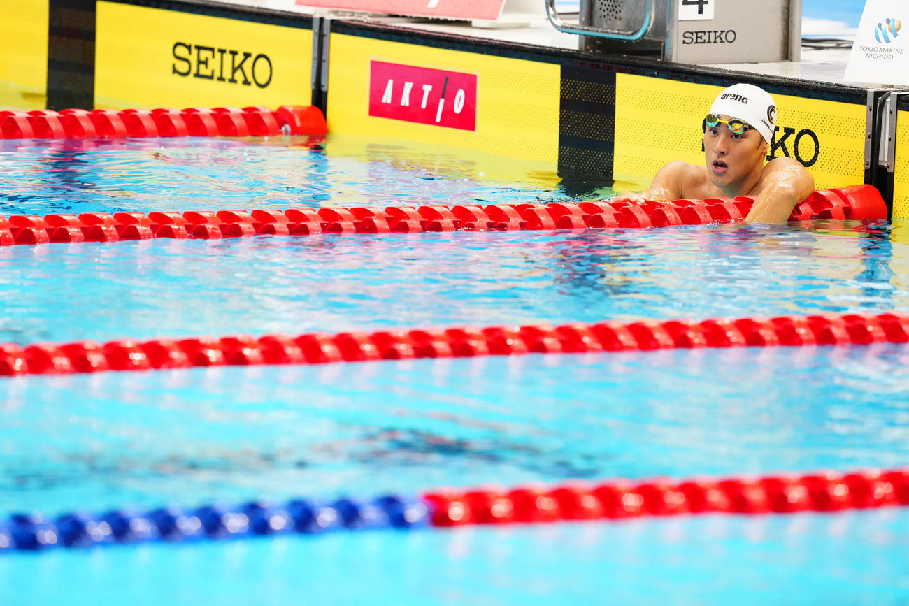パリ五輪代表選考会の男子400メートル個人メドレー決勝後、厳しい表情の瀬戸（撮影・江口和貴）